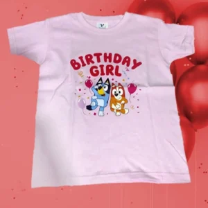 Playera personalizada para cumpleaños de niña con diseño Birthday Girl, nombre personalizado e impresión DTF de alta calidad realizada por Playeras Personalizadas MX.