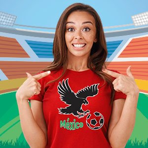 Mujer usando playera roja con águila de México para Mundial 2026 y eventos futboleros.