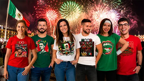 Modelos con playeras personalizadas estampadas para Fiestas Patrias de México, impresión DTF de alta calidad realizada por Playeras Personalizadas MX.