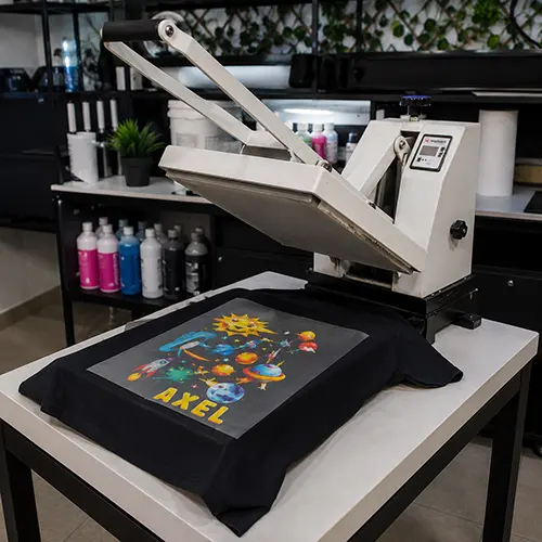 Aplicación de DTF con plancha en playera personalizada negra