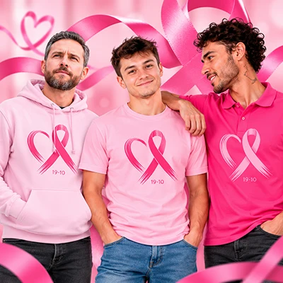 Tres hombres con playeras personalizadas rosas, una sudadera y una polo, con estampados de listones rosas por el Mes de Concientización sobre el Cáncer de Mama.